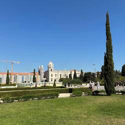 Kloster (links) versteckt, Kirche Santa Maria de Belém (rechts)