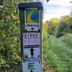 Schon seit einigen Kilometern verfolgt mich der Krimi-Wanderweg.