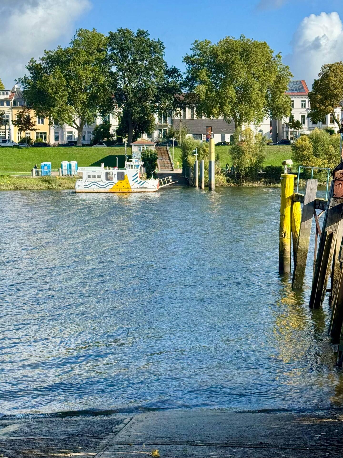 Niedliche kleine Fähre