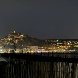 Blanes mit dem Berg auf dem das Castell de Sant Joan zusehen ist von unserem Platz aus