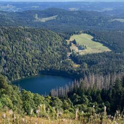 Der Feldsee, ein Karsee unterhalb des Gipfels