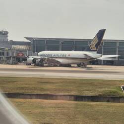 Beim Landen können wir schon "unsere" A380 für den Flug nach FRA sehen