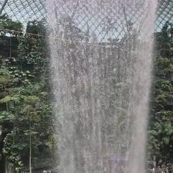 Wasserfall im Flughafen Singapore