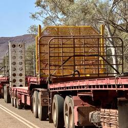Die beeindruckenden langen Roadtrains passen nicht auf ein Foto