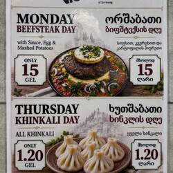 Gegessen haben wir natürlich Chinkali - 2 Lari das St. (70c)