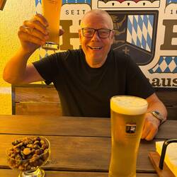 Peter hatte endlich mal wieder sein geliebtes Weizenbier vor sich