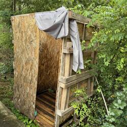 Die luxuriöse Kaltwasser-Freiluft-Dusche das Campingplatzes