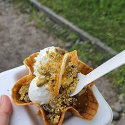 Eis mit Orangenkonfitüre und Pistaziencrunch.