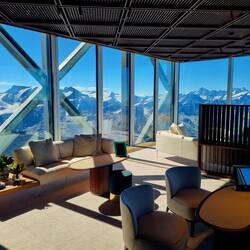 ... und dazugehörige Lounge mit spektakulärer Aussicht!