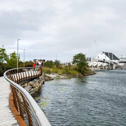 The pedestrian bridge at the other end of Lille Brønnøya.
