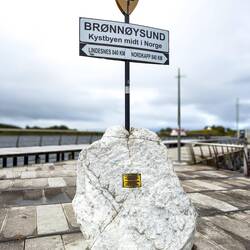 585 miles (840 km) between north and south ... geographic center of Norway.