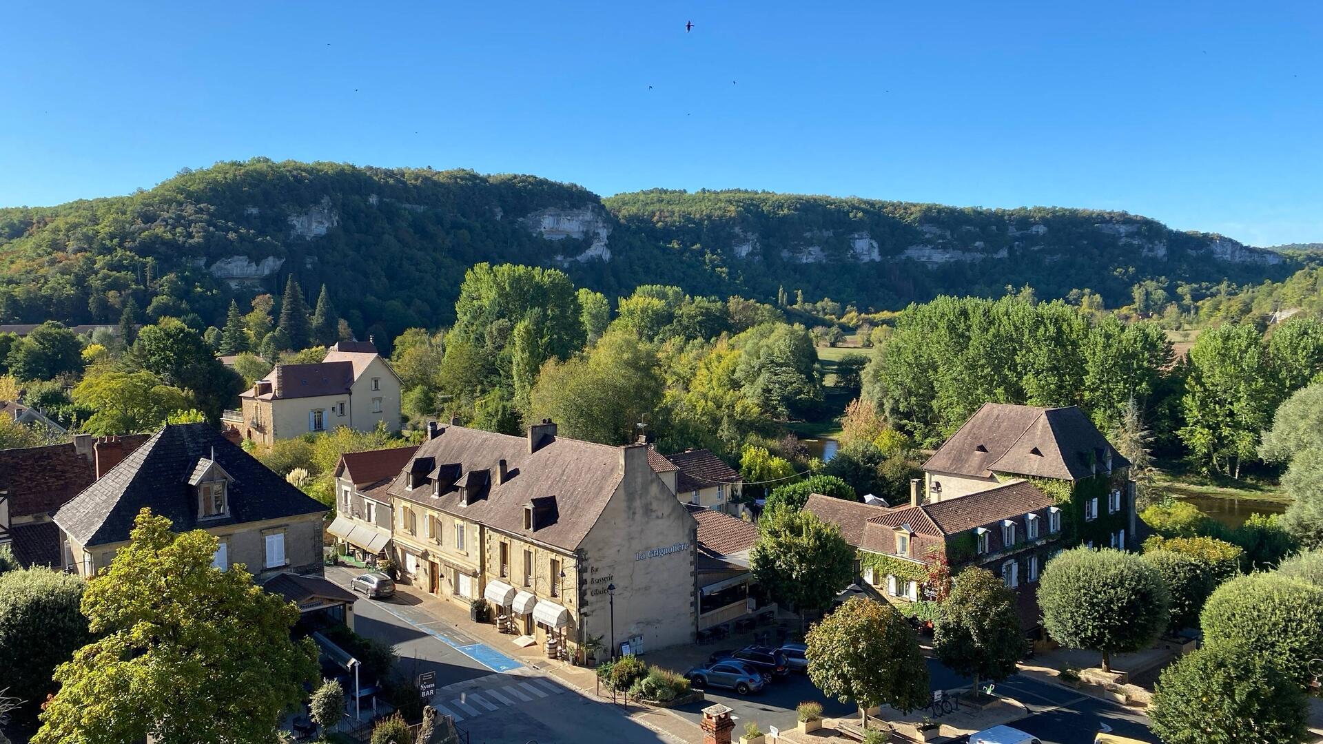 In der Felsenküste entlang der Vézère wurden zahlreiche prähistorische Stätten gefunden.