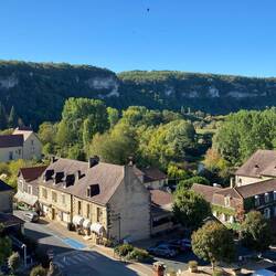 In der Felsenküste entlang der Vézère wurden zahlreiche prähistorische Stätten gefunden.