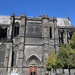 Schwarze Kathedrale aus dem Vulkangestein der Auvergne