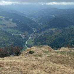 Dann geht es steil abwärts ins kleine Wiesental..