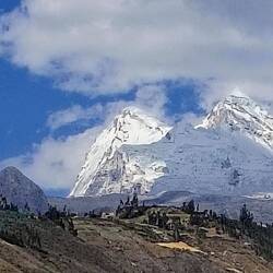 Der höchste Berg Perus, der Nevado Huascarán, mit seinen zwei Gipfeln (6.768, 6.655)