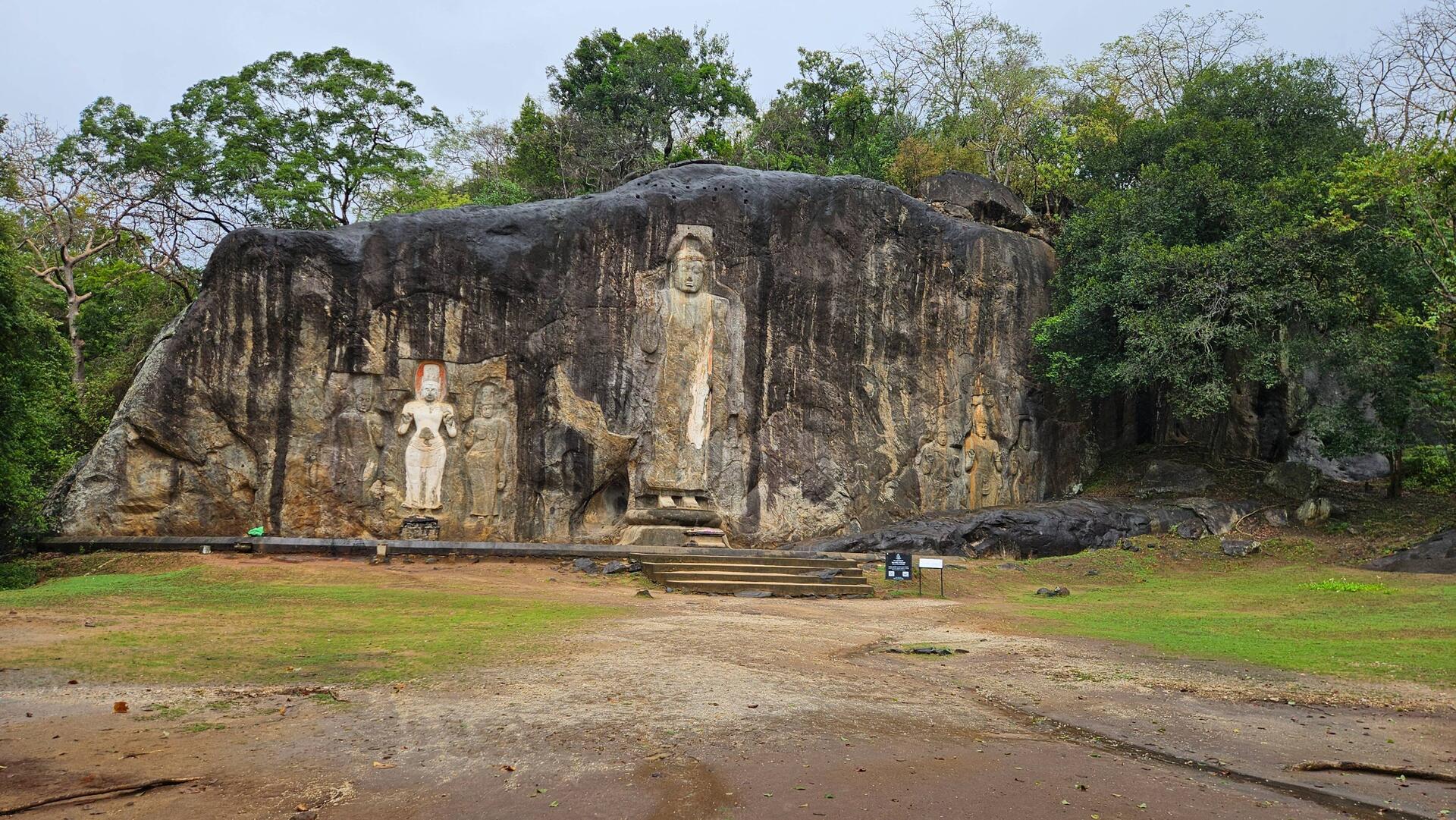 Budurawagala, ein buddischer Tempel, aus einer Felswand geschlagen