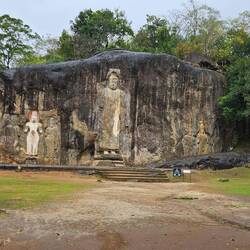 Budurawagala, ein buddischer Tempel, aus einer Felswand geschlagen