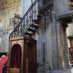 Aufstieg zur Orgel.