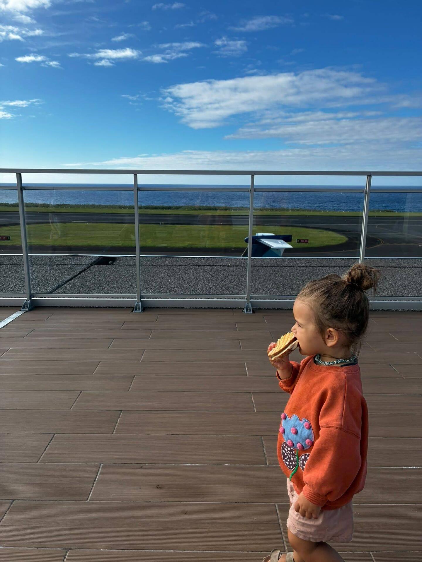 Am Flughafen wird erst einmal das erste bzw. das zweite Frühstück zu sich genommen.