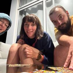Gruppenbild, da die anderen beiden schon schlafen und wir noch Cabo zocken.