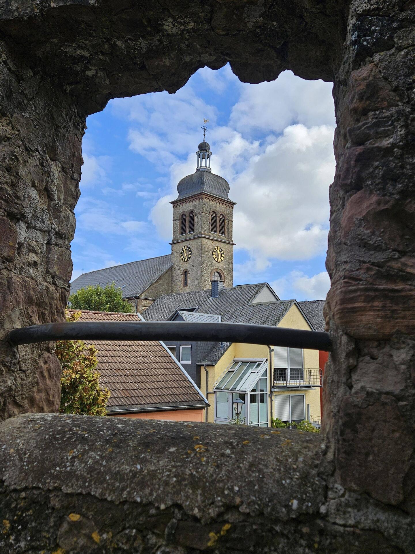 Hillesheim church, through the battlements of the city wall.