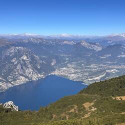 Blick auf den nordöstlichen Gardasee mit Riva del Gard
