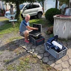 Micha reparierte der Weile einen Handgriff am Auto