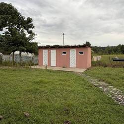 Hier Dusche, Toilette (leider nur ne Hock-WC, im Cafe gab' n Sitz-WC), Waschmaschine und Trockner