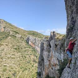 Climbing off-beat crags 🪢