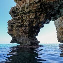 Our paddleboard hidden under a sea arch 🔍