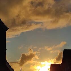 Sonnenuntergang durchs Schlafzimmerfenster.