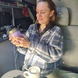 Anina voller Vorfreude auf ihre Heidelbeer-Jogurth-Milch