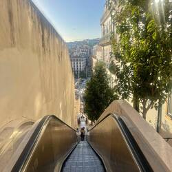 Eine Rolltreppe mitten in der Stadt
