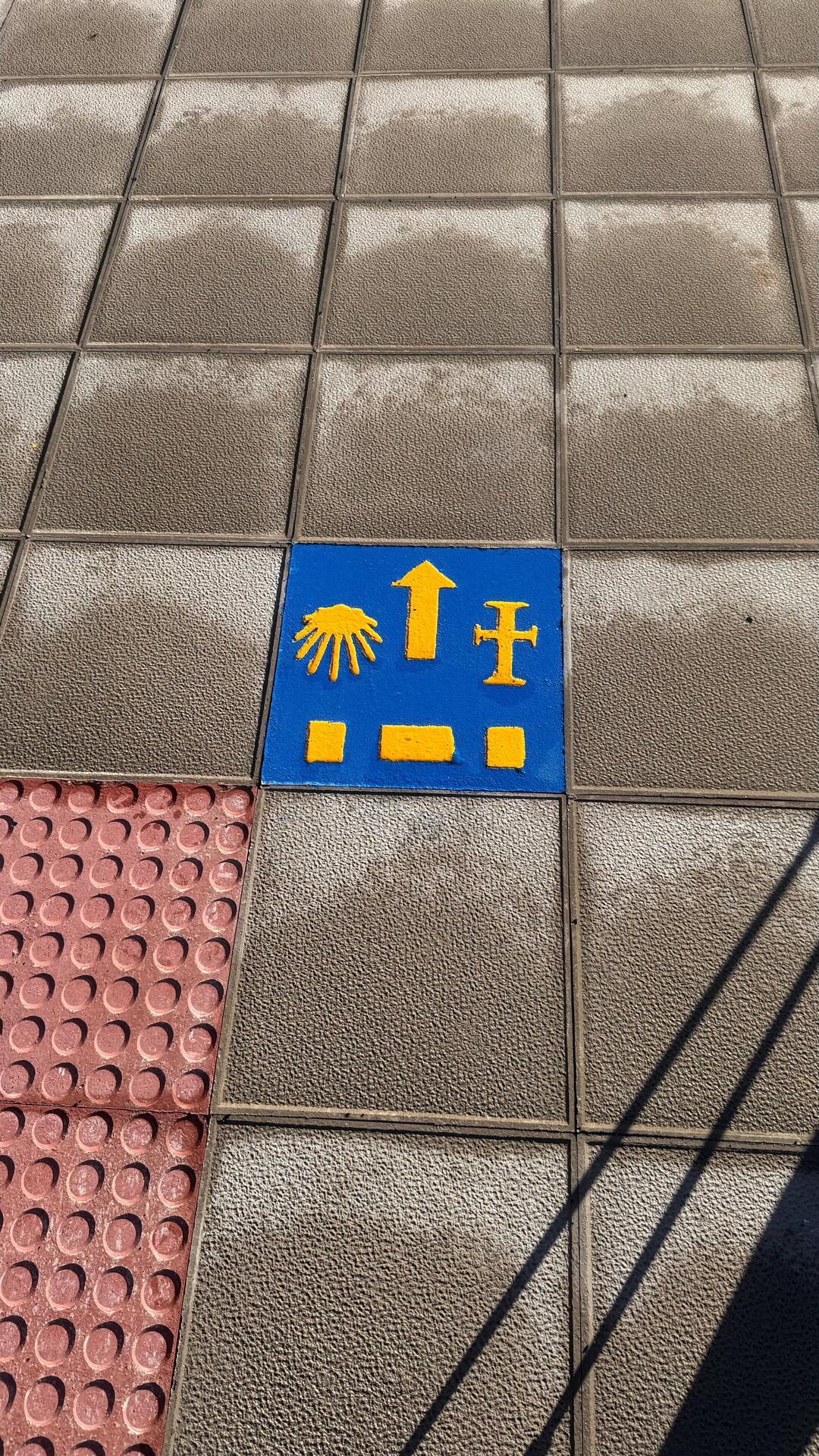 Das Richtungs Zeichen für den Camino. Nicht immer so deutlich erkennbar...