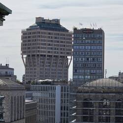 Das Gebäude li. wurde 1952 in nur 292 Tagen erbaut. - Chapeau!