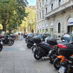 Was in Holland die Fahrräder sind in Italien die Motorroller.