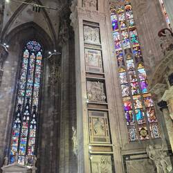 Von dort treppab in den Dom hinein.