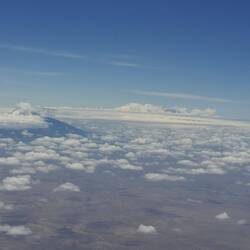 Vorne links Mount Meru und hinten zwischen den Wolken Kilimanjaro
