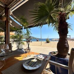 Am Tisch mit den Füssen im