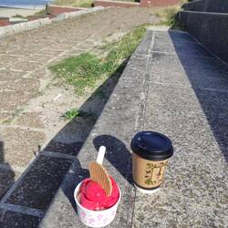 Ein letztes Eis am Strand.