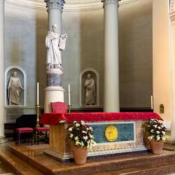 The Basilica of Saint Marinus with the statue of the saint — Città di San Marino
