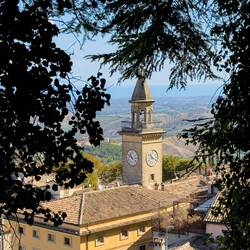 Glimpse of Borgo Maggiore on the way to the trailhead.