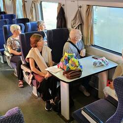 ein Wagen, für uns alleine, neben uns das lustige Bahnpersonal