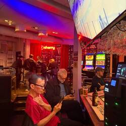 Standaardconcept van een Halmstad bar: TV's, drinks, food, gokmachines. O'learys is Zweeds btw.