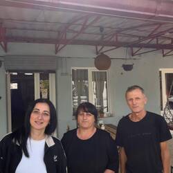 Und wieder heißt es Abschied nehmen - Georgi mit seiner Frau und ihrer Angestellten.