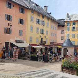 Og en plads i den gamle bydel af Briançon