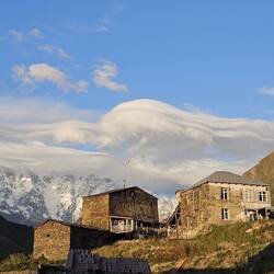 die schön verhüllten Berge am späten Nachmittag