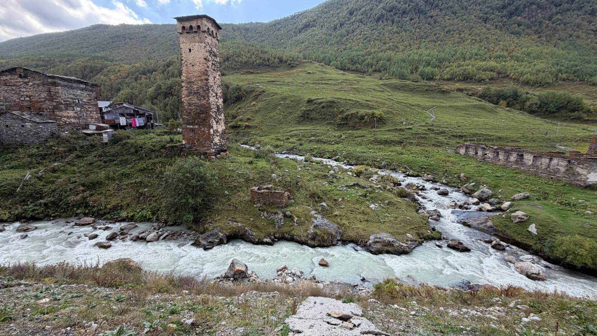 Links kommt weißes Wasser vom Gletscher, von oben klares Wasser aus den Bergen