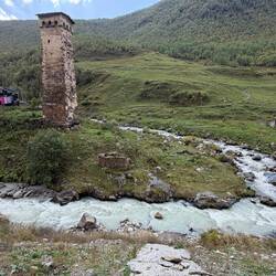 Links kommt weißes Wasser vom Gletscher, von oben klares Wasser aus den Bergen